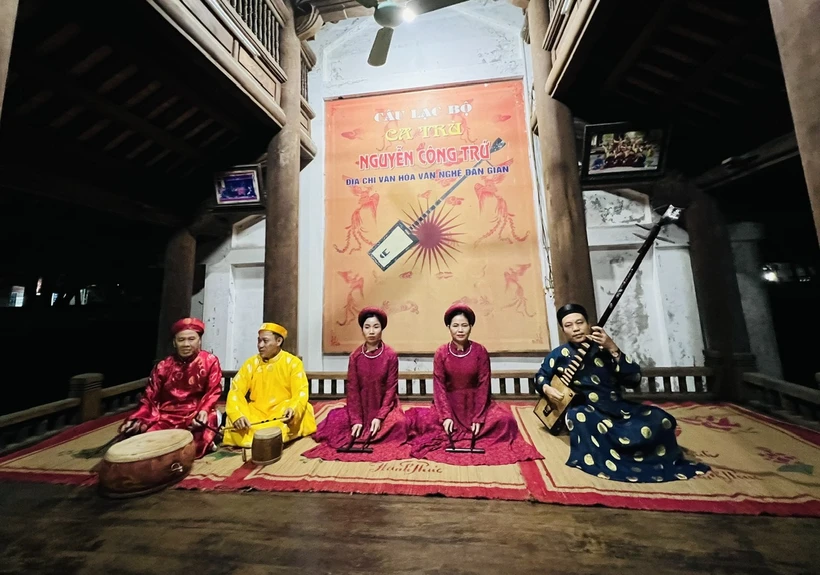 Các nghệ nhân biểu diễn ca trù ở đền thờ Nguyễn Công Trứ, Nghệ An. (Ảnh minh họa: Mai Mai/Vietnam+)