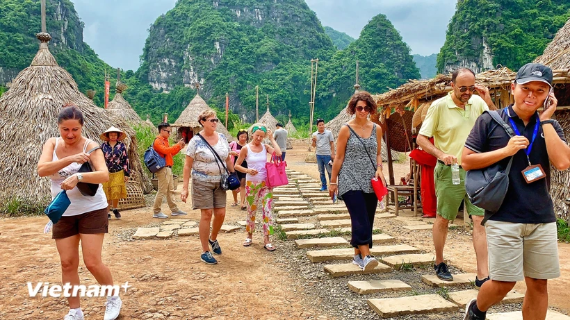 Du khách quốc tế tham quan bối cảnh “Kong: Skull Island” ở Ninh Bình trước khi khu này bị tháo dỡ vào năm 2019. (Ảnh: Mai Mai/Vietnam+)