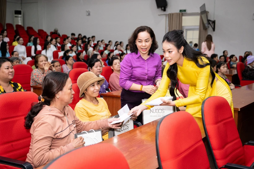 Các thí sinh mang đến những phần quà ý nghĩa cho những phụ nữ khó khăn, thể hiện tinh thần tương thân tương ái. (Ảnh: CTV/Vietnam+)