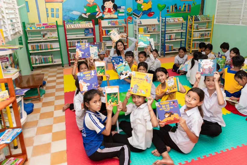 Mademoiselle H'Hen Nie est revenue à An Giang pour présenter une bibliothèque conviviale aux enfants. (Photo : Contributeur/Vietnam+)