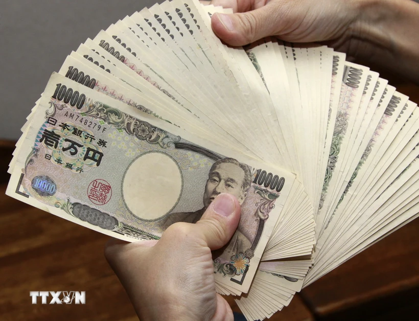 Kiểm tiền mệnh giá 10.000 yen Nhật Bản tại thủ đô Tokyo. (Ảnh: AFP/TTXVN)