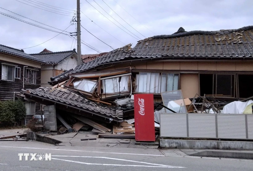 Một ngôi nhà ở Wajima, tỉnh Ishikawa, Nhật Bản bị hư hại sau động đất ngày 1/1/2024. (Ảnh: Kyodo/TTXVN)