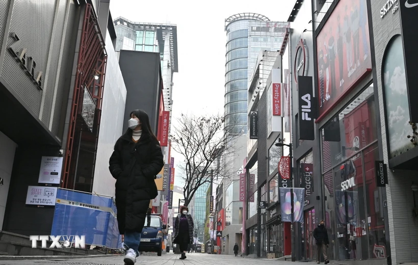 Người dân di chuyển trên phố ở Seoul, Hàn Quốc. (Ảnh: AFP/TTXVN)