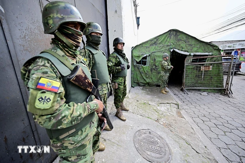 Binh sỹ Ecuador gác bên ngoài một nhà tù sau vụ bạo loạn. (Ảnh: AFP/TTXVN)