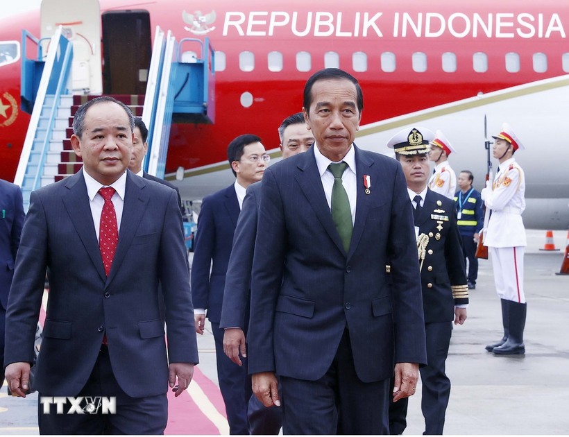 Lễ đón Tổng thống Indonesia Joko Widodo tại Sân bay Quốc tế Nội Bài. (Ảnh: An Đăng/TTXVN)