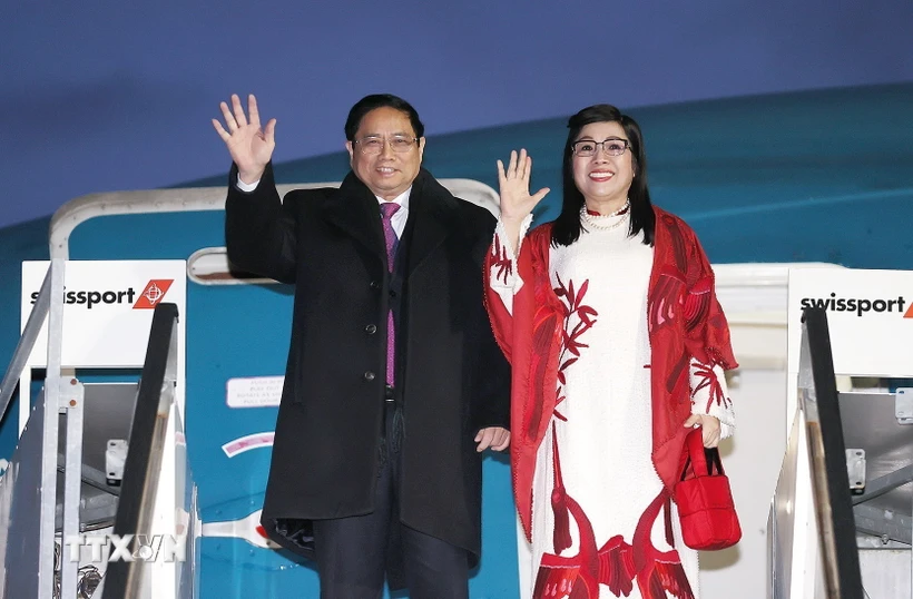 Thủ tướng Phạm Minh Chính và Phu nhân đến Sân bay Quốc tế Zurich, Thụy Sĩ. (Ảnh: Dương Giang/TTXVN)