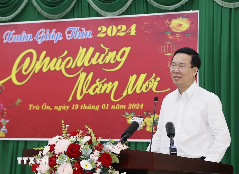 Chủ tịch nước Võ Văn Thưởng chúc Tết các đối tượng chính sách huyện Trà Ôn, tỉnh Vĩnh Long. (Ảnh: Thống Nhất/TTXVN)