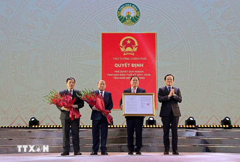 Phó Thủ tướng Trần Lưu Quang trao Quyết định Quy hoạch tỉnh Hòa Bình thời kỳ 2021-2030, tầm nhìn đến năm 2050 cho lãnh đạo tỉnh. (Ảnh: Thanh Hải/TTXVN)