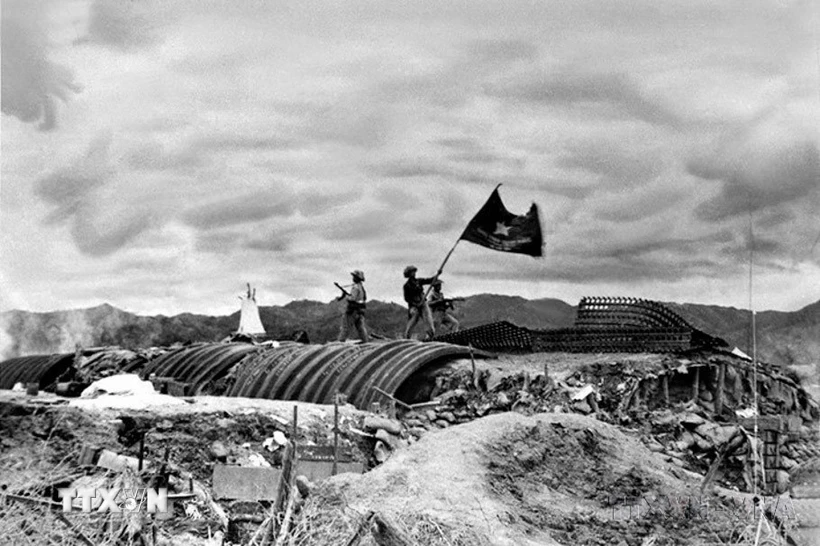 Ngày 7/5/1954, toàn bộ Tập đoàn cứ điểm của địch ở Điện Biên Phủ đã bị tiêu diệt. Lá cờ 'Quyết chiến, Quyết thắng' của Quân đội Nhân dân Việt Nam tung bay trên nóc hầm tướng De Castries, kết thúc cuộc kháng chiến chống Pháp oanh liệt đầy hy sinh, gian khổ kéo dài suốt 9 năm. (Ảnh: Triệu Đại/TTXVN)