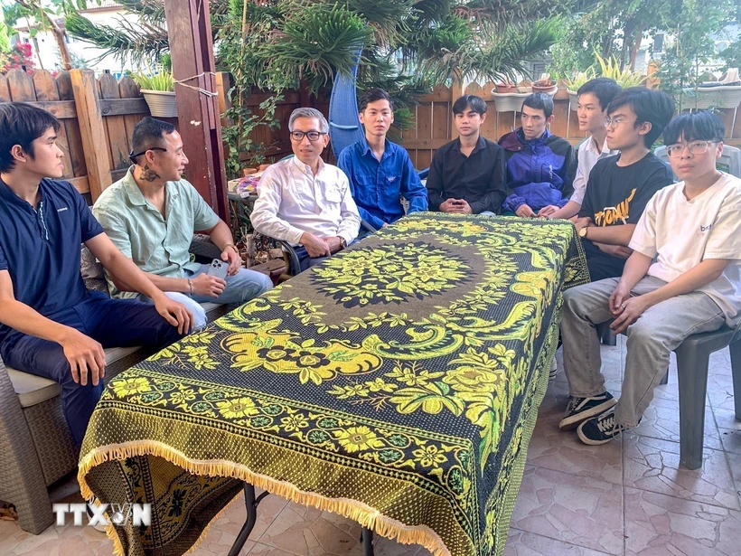 Đại sứ Việt Nam tại Israel Lý Đức Trung (thứ 3, trái sang) thăm hỏi các tu nghiệp sinh và lao động Việt Nam tại Israel. (Ảnh: Vũ Hội/TTXVN)