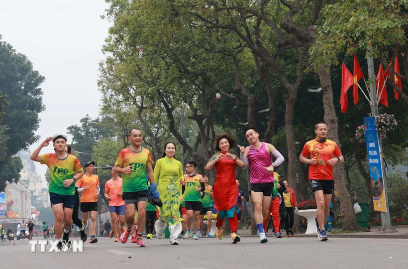 Cùng nhau chạy sáng ngày đầu tiên trong năm là sở thích của nhiều người dân ở Hà Nội. (Ảnh: Nhật Anh/TTXVN)