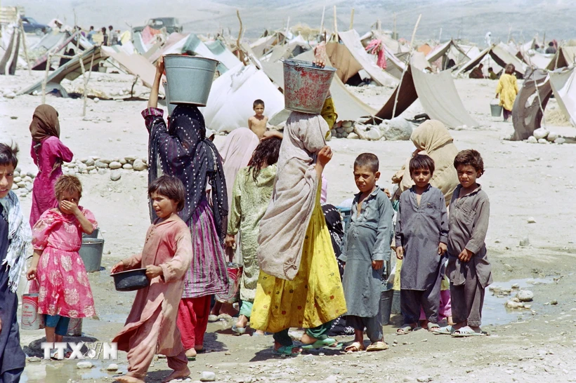 Phụ nữ và trẻ em tại một trại tị nạn ở Jalalabad, Afghanistan. (Ảnh: AFP/TTXVN)