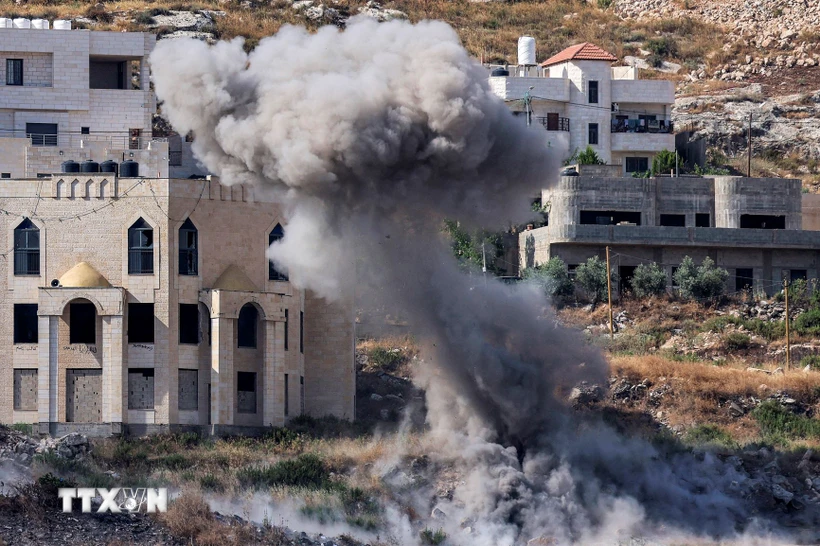 Khói bốc lên sau vụ tấn công bằng rocket trong cuộc đột kích của quân đội Israel tại Jenin, Khu Bờ Tây ngày 19/6/2023. (Ảnh: AFP/TTXVN)

