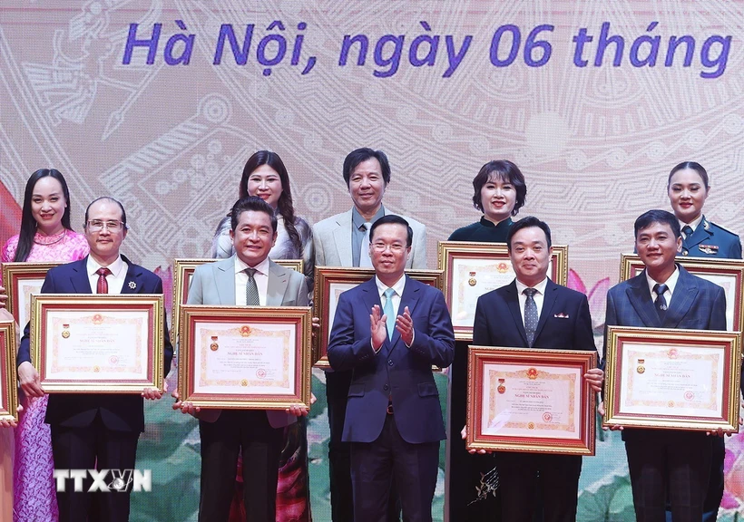 Chủ tịch nước Võ Văn Thưởng trao tặng danh hiệu Nghệ sỹ Nhân dân cho các nghệ sỹ. (Ảnh: Thống Nhất/TTXVN)