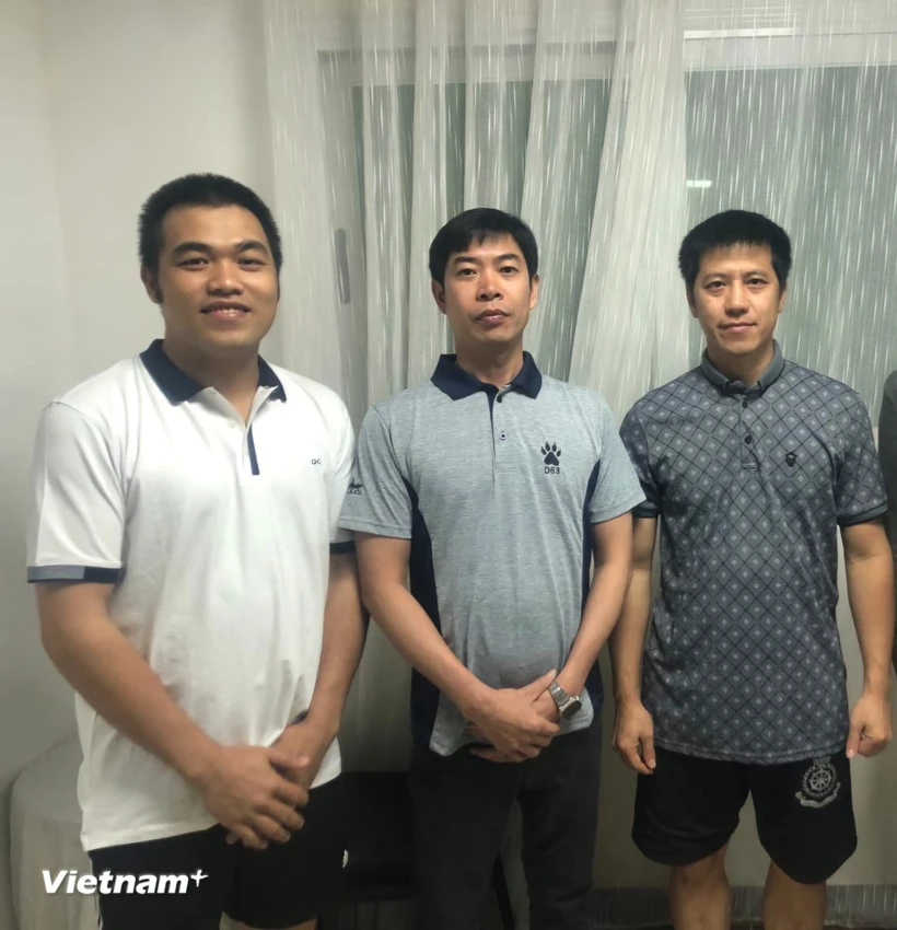Từ trái sang phải: Thuyền viên Phùng Văn An, Phạm Văn Thành và Nguyễn Văn Tảo. (Ảnh: Nguyễn Trường/Vietnam+)