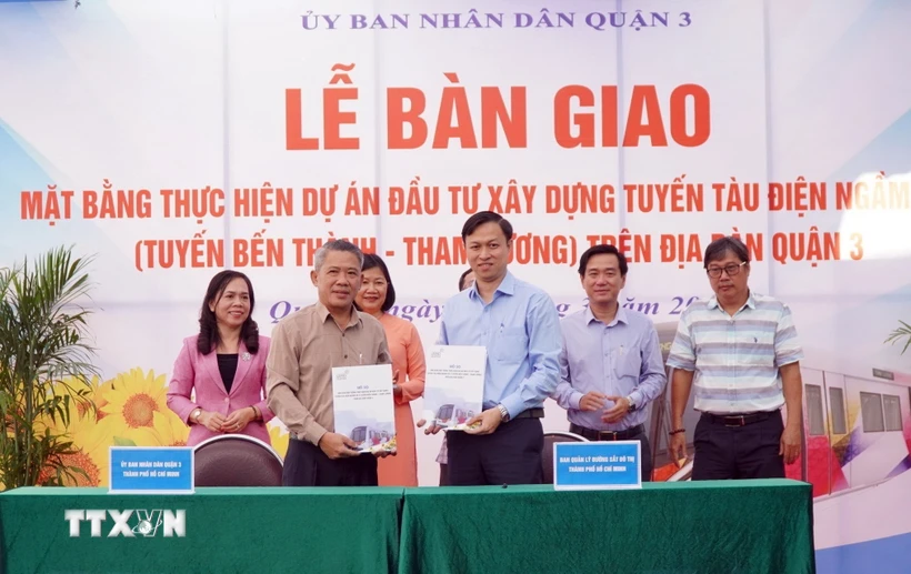 Ủy ban Nhân dân quận 3 và Ban Quản lý Đường sắt Đô thị Thành phố Hồ Chí Minh ký bàn giao mặt bằng Dự án metro Bến Thành-Tham Lương. (Ảnh: TTXVN phát)