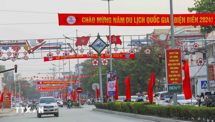 Đường phố rợp cờ hoa, băngrôn, khẩu hiệu chào đón Năm Du lịch Quốc gia-Điện Biên và Lễ hội Hoa Ban 2024. (Ảnh: Xuân Tư/TTXVN)
