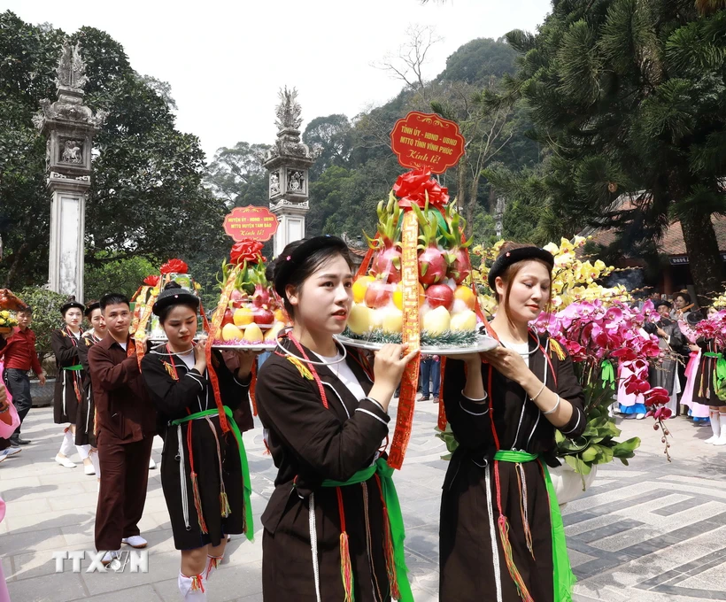 Dâng lễ tại đền thờ Quốc Mẫu Tây Thiên. (Ảnh: Nguyễn Thảo/TTXVN)