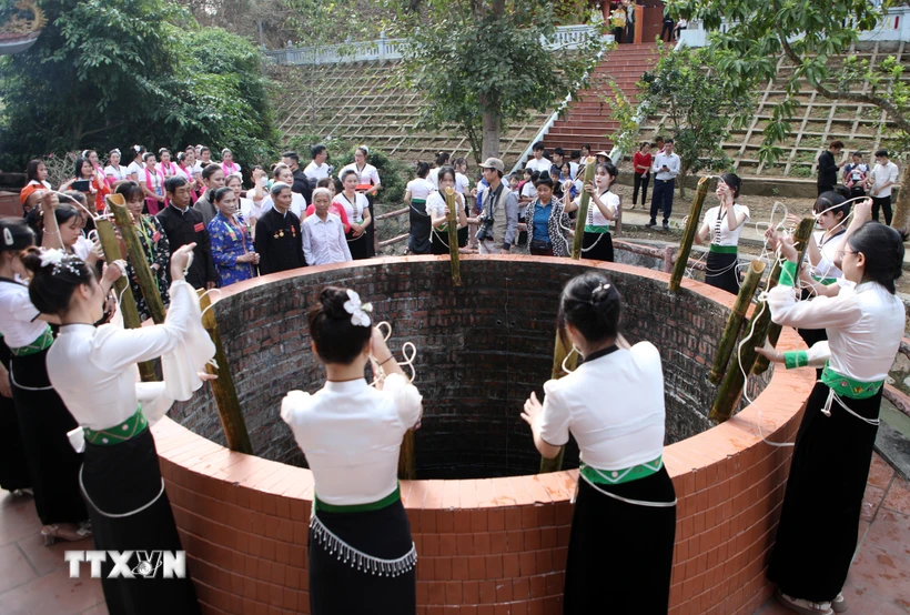 Các thiếu nữ người Thái trắng lấy nước tại mó nước. Theo truyền thuyết, đây là nơi sau khi thắng trận về, Nàng Han tắm gội trước khi bay về trời. (Ảnh: Quý Trung/TTXVN)