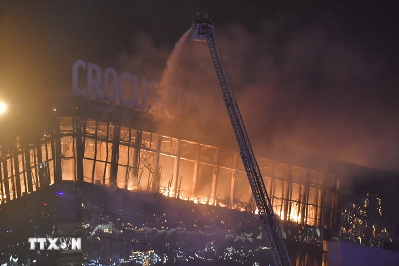 Lính cứu hỏa nỗ lực dập lửa tại hiện trường vụ tấn công khủng bố nhằm vào phòng hòa nhạc trong trung tâm thương mại Crocus City Hall ở Moskva, Nga ngày 22/3. (Ảnh: THX/TTXVN)
