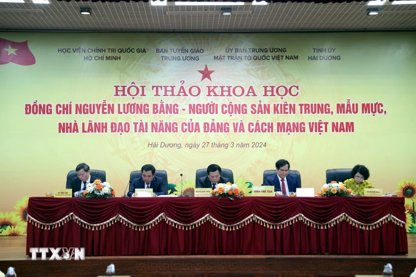 Đoàn Chủ tịch chủ trì hội thảo. (Ảnh: Mạnh Tú/TTXVN)