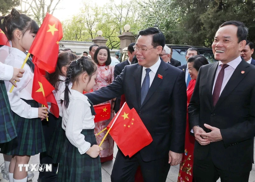 Chủ tịch Quốc hội Vương Đình Huệ gặp mặt cộng đồng người Việt Nam tại Trung Quốc