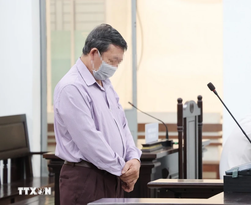 Bị cáo Huỳnh Văn Dõng, cựu Giám đốc CDC Khánh Hòa bị tuyên án 3 năm 6 tháng tù giam. (Ảnh: Tiên Minh/TTXVN)