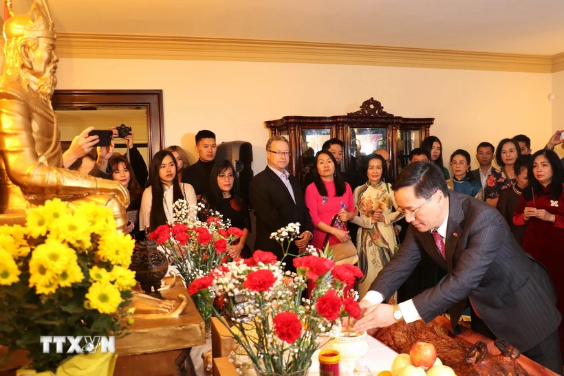 Đại sứ Việt Nam tại Canada Phạm Vinh Quang thành kính dâng hương trước bàn thờ Tổ Hùng Vương. (Ảnh: Trung Dũng/TTXVN)