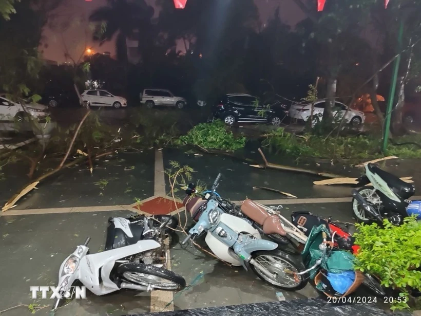 Nhiều xe máy tại Khu Đô thị Đặng Xá, Gia Lâm (Hà Nội) bị đổ và thiệt hại do mưa lớn và gió giật mạnh tối 20/4. (Ảnh TTXVN phát)