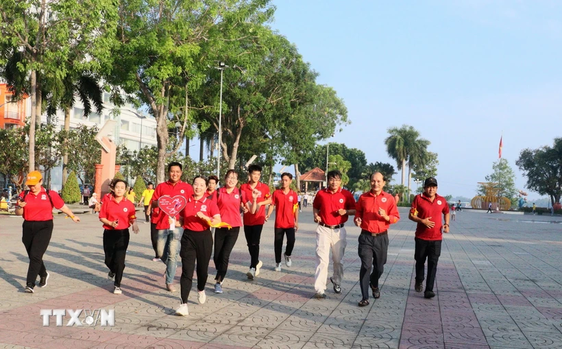 Chương trình chạy hưởng ứng chiến dịch 'Triệu bước chân nhân ái' năm 2024 tại thành phố Vĩnh Long, tỉnh Vĩnh Long. (Ảnh: Lê Thúy Hằng/TTXVN)