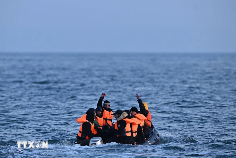 Người di cư qua eo biển Manche để vào Anh. (Nguồn: AFP/TTXVN)