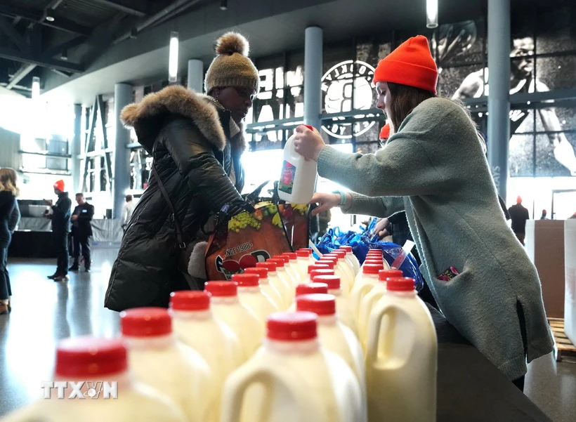 Sữa được phân phối cho công nhân tại Brooklyn, New York, Mỹ. (Ảnh: AFP/TTXVN)