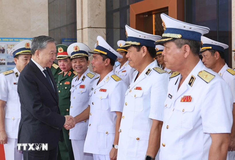 Chủ tịch nước Tô Lâm với lãnh đạo Bộ Tư lệnh Quân chủng Hải quân. (Ảnh: Nhan Sáng/TTXVN)