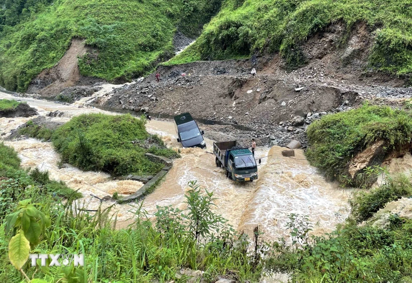 Nước lũ chảy xiết khiến một chiếc xe gặp nạn trên đường qua xã Pả Vi, huyện Mèo Vạc. (Ảnh: Trần Việt/TTXVN)