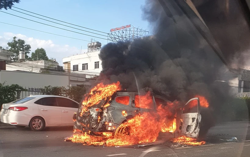 Xe ôtô 7 chỗ bốc cháy. (Nguồn: BHĐX)