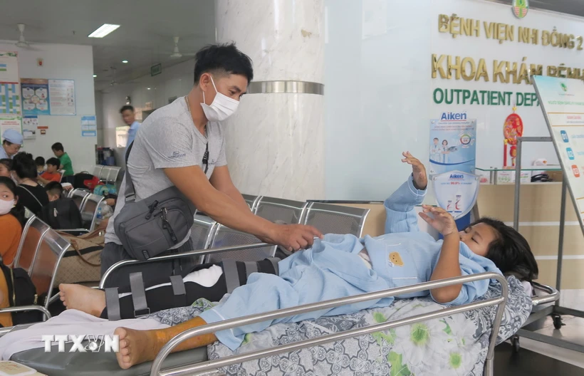 Một bệnh nhi bị tai nạn giao thông khám, điều trị tại Bệnh viện Nhi đồng 2 Thành phố Hồ Chí Minh. (Ảnh: Đinh Hằng/TTXVN)