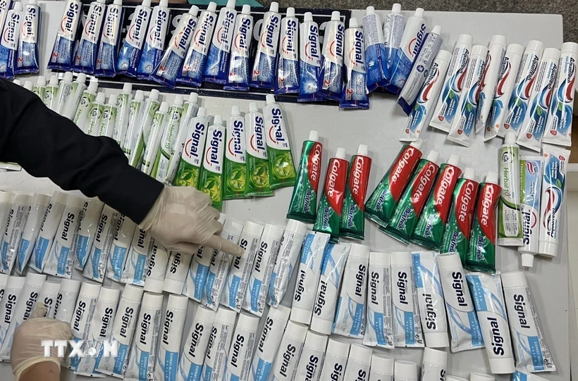 Kiểm đếm lô hàng chất ma túy được giấu trong những tuýp kem đánh răng bị thu giữ từ hành lý của 4 tiếp viên hàng không hồi tháng 3/2023. (Ảnh: TTXVN phát)