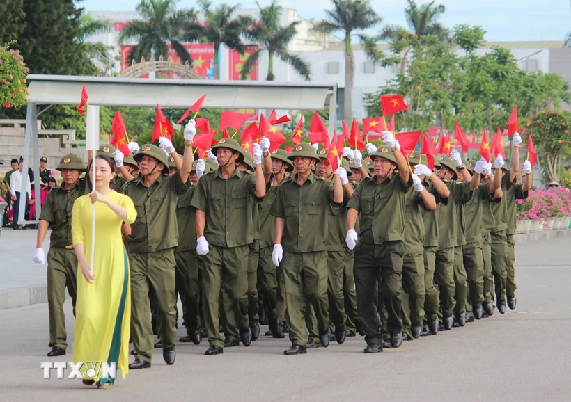 Ra mắt lực lượng tham gia bảo vệ an ninh, trật tự cơ sở ở Nghệ An. (Ảnh: Trịnh Duy Hưng/TTXVN)