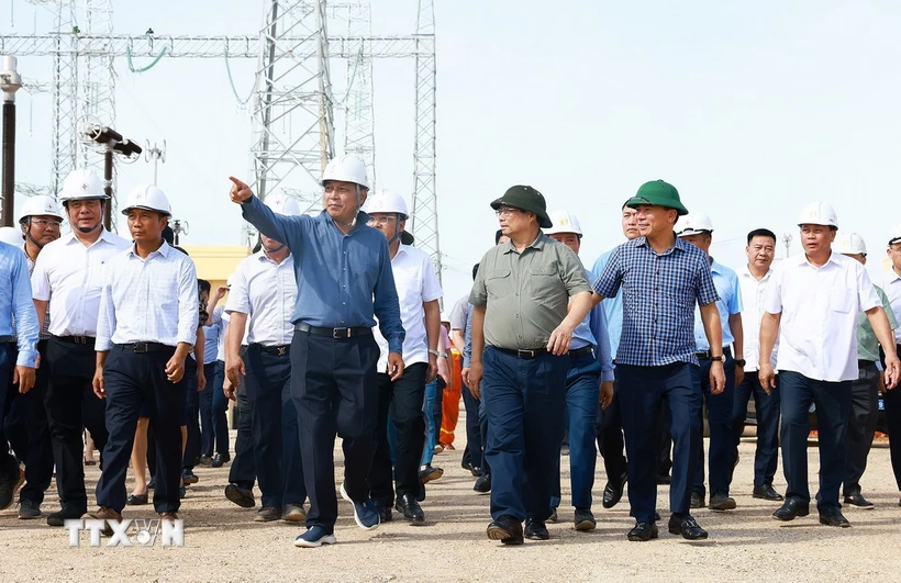 Thủ tướng Phạm Minh Chính kiểm tra tiến độ thi công Dự án Trạm biến áp 500kV Thanh Hóa tại xã Thiệu Phúc, huyện Thiệu Hóa, tỉnh Thanh Hóa. (Ảnh: Dương Giang/TTXVN)