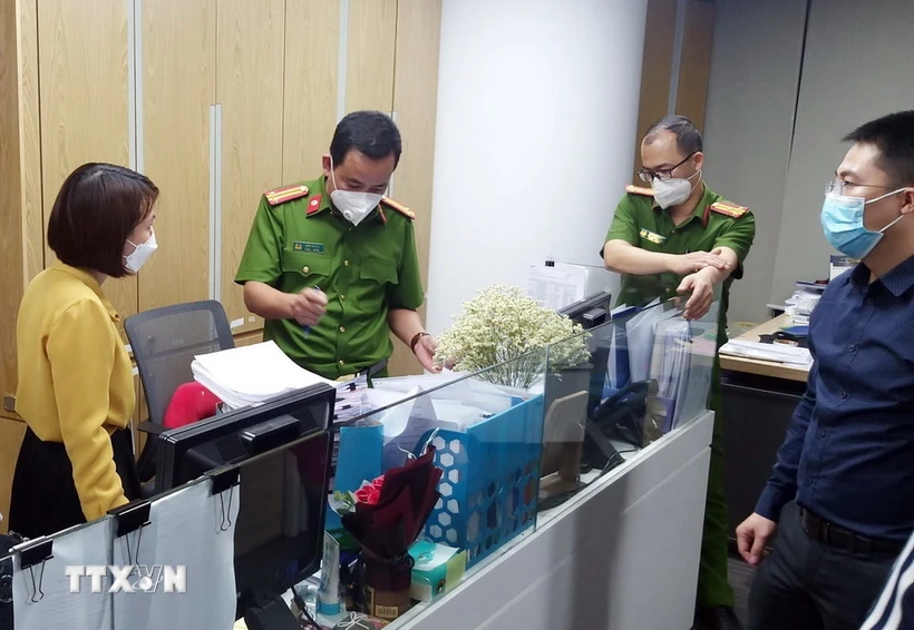 Lực lượng chức năng khám xét và thu giữ tài liệu tại trụ sở FLC tháng 3/2022. (Ảnh: Phạm Kiên/TTXVN)
