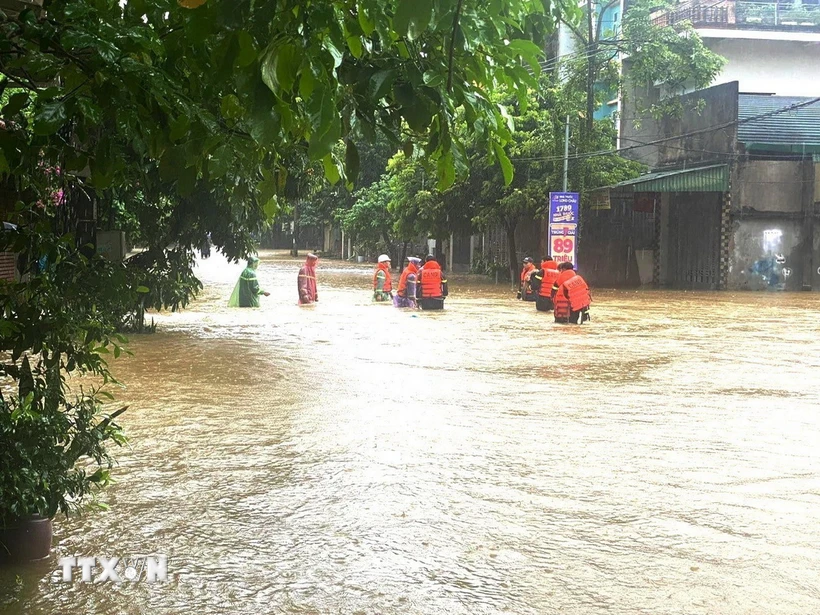 Cán bộ, chiến sỹ Bộ Chỉ huy Quân sự tỉnh Hà Giang giúp nhân dân khắc phục ngập úng. (Ảnh: Thế Đồng/TTXVN phát)