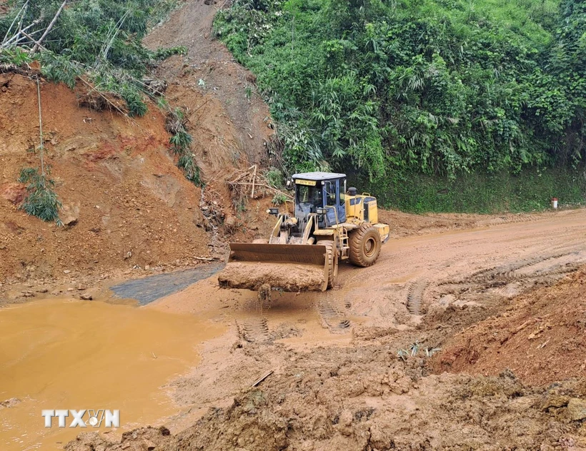 Các phương tiện máy móc tập trung xử lý hàng ngàn mét khối bùn đất trong vụ sạt lở ở Hà Giang. (Ảnh Đức Thọ/TTXVN)