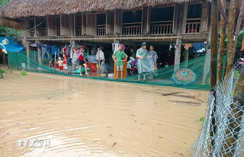 Nhiều nhà dân tại thôn Minh Thành, xã Minh Tiến, huyện Lục Yên bị ngập và sạt lở taluy. (Ảnh: TTXVN phát)