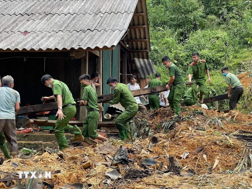 Công an huyện Na Hang (Tuyên Quang) giúp đỡ người dân thôn Khau Phiêng khắc phục hậu quả do mưa lũ. (Ảnh: Nam Sương/TTXVN)