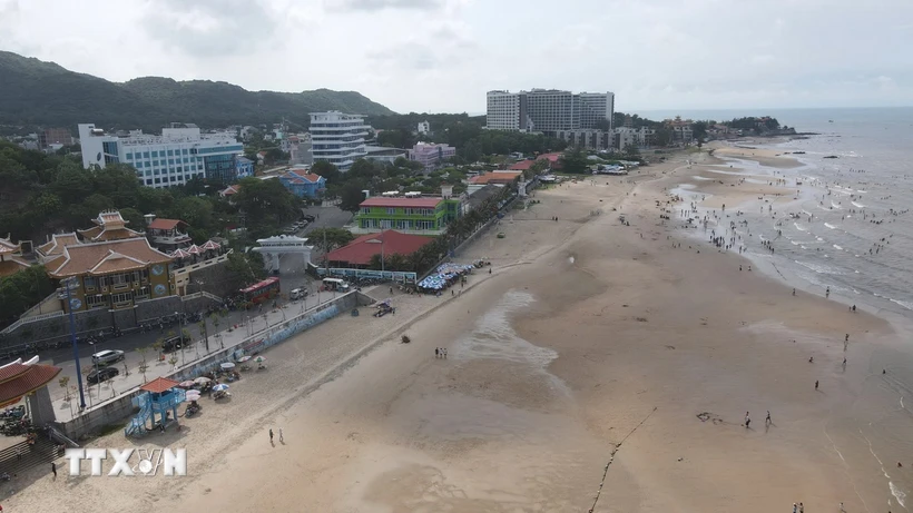 Bãi tắm Long Hải-Dinh Cô huyện Long Điền đảm bảo cơ sở hạ tầng xanh-sạch-an toàn chuẩn bị đón khách dịp lễ 2/9. (Ảnh: Huỳnh Sơn/TTXVN)