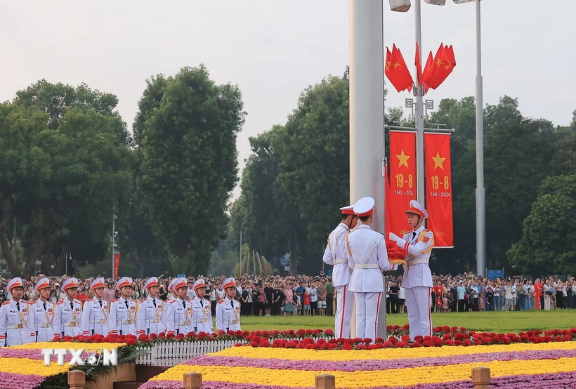 Đội tiêu binh thực hiện nghi lễ thượng cờ ngày Quốc khánh 2/9/2024. (Ảnh: Hoàng Hiếu/TTXVN)