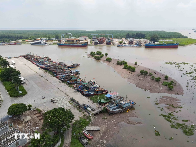 Tàu thuyền chủ động neo đậu tránh trú bão tại Cảng cá Tân Sơn (thị trấn Diêm Điền, huyện Thái Thụy, tỉnh Thái Bình). (Ảnh: Vũ Quang/TTXVN)