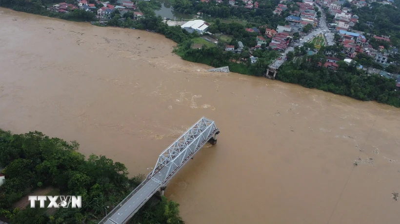 Cầu Phong Châu (Phú Thọ) bị sập sáng 9/9. (Ảnh: Tạ Toàn/TTXVN)