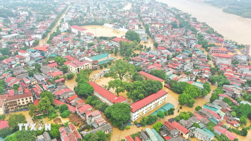 Nước sông Hồng lên cao, nhấn chìm các khu vực nằm ven sông ở thành phố Yên Bái, chiều 9/9. (Ảnh: Tuấn Anh/TTXVN)