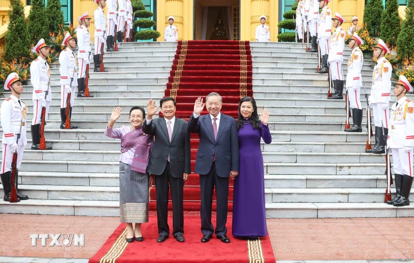 Tổng Bí thư, Chủ tịch nước Tô Lâm và Phu nhân cùng Tổng Bí thư, Chủ tịch nước Lào Thongloun Sisoulith và Phu nhân tại Lễ đón. (Ảnh: Trí Dũng/TTXVN)